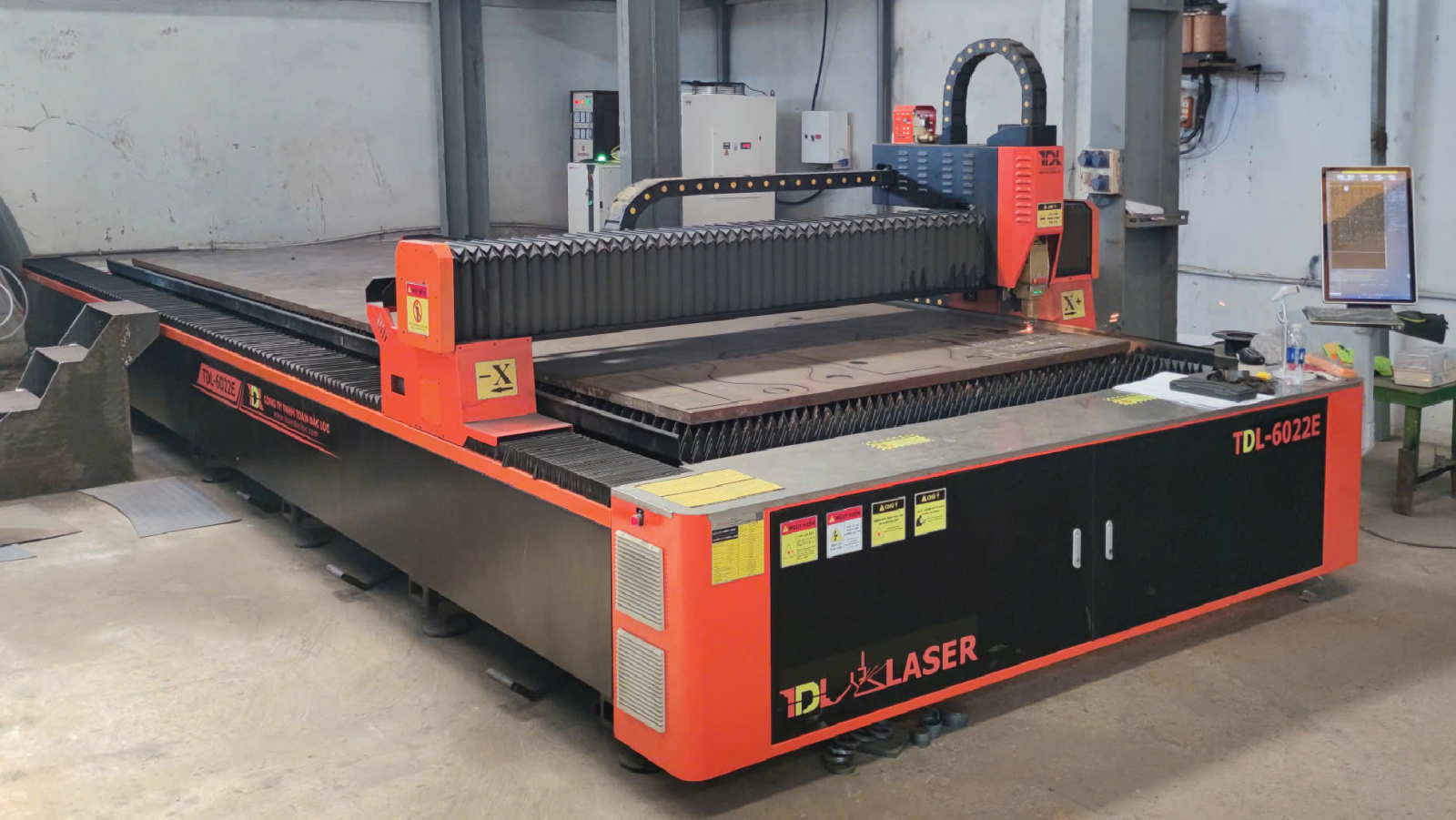Bàn giao máy cắt laser bàn đơn 6022E nguồn 12kw tại Công ty Miky