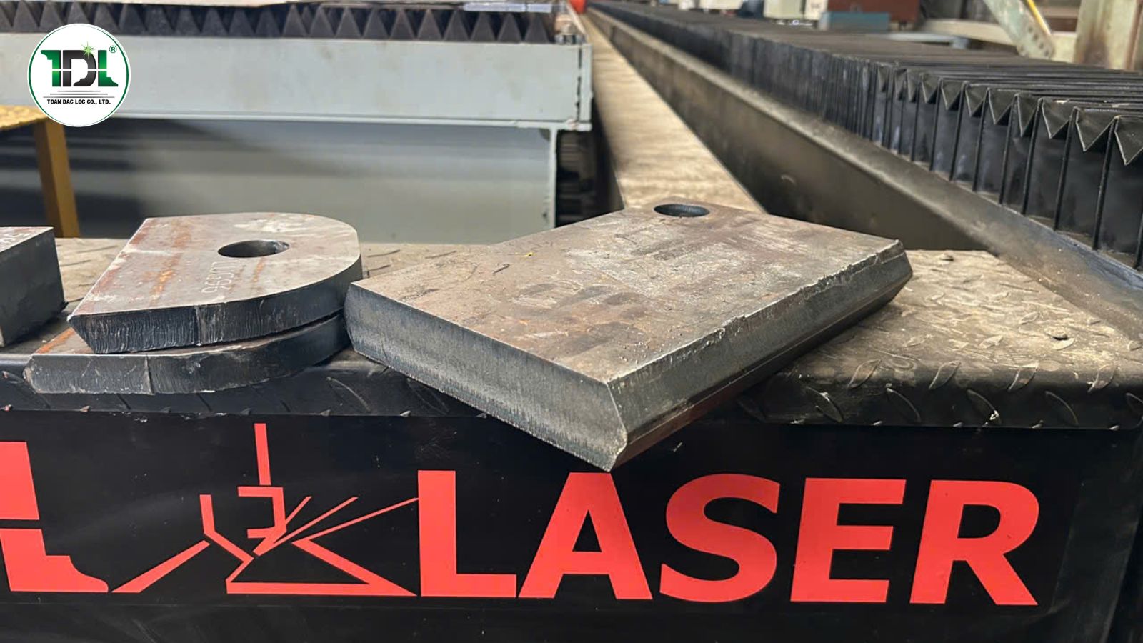Hai hệ thống máy cắt laser khổ lớn đảm bảo khả năng gia công liên tục, đáp ứng nhu cầu sản xuất 24/7