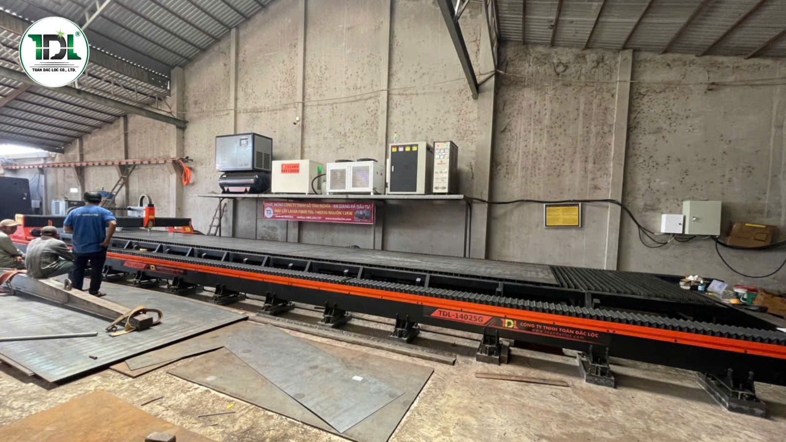 Đội ngũ kỹ thuật TDL Laser trực tiếp lắp đặt, căn chỉnh và chuyển giao công nghệ cho khách hàng.