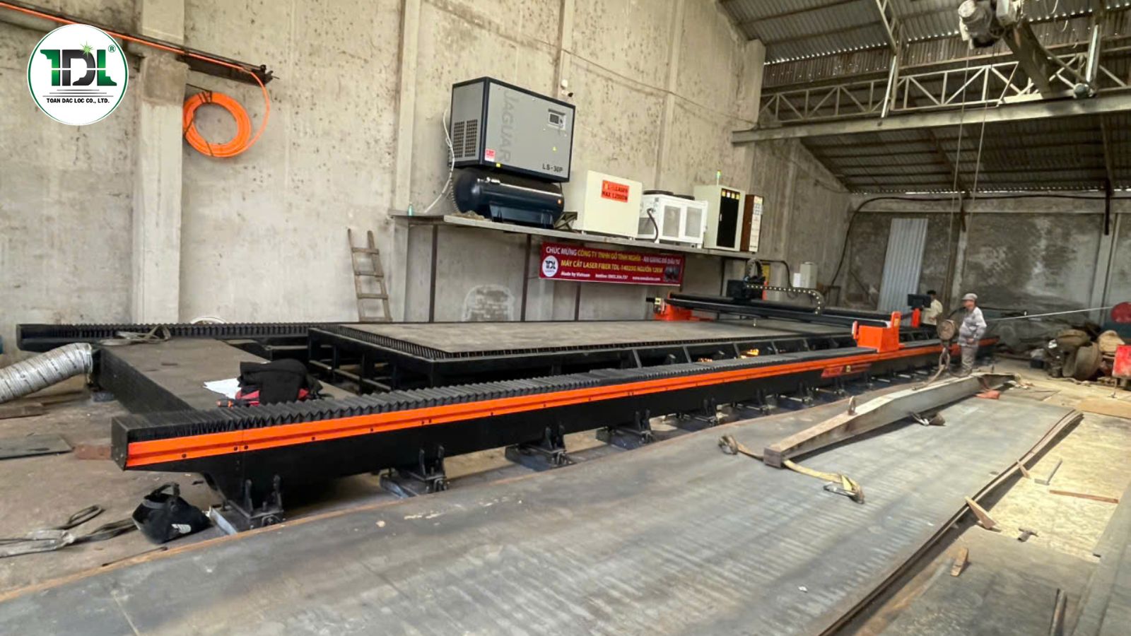 Khổ làm việc 14.000 × 2.500mm giúp gia công hiệu quả các tấm thép kích thước lớn.