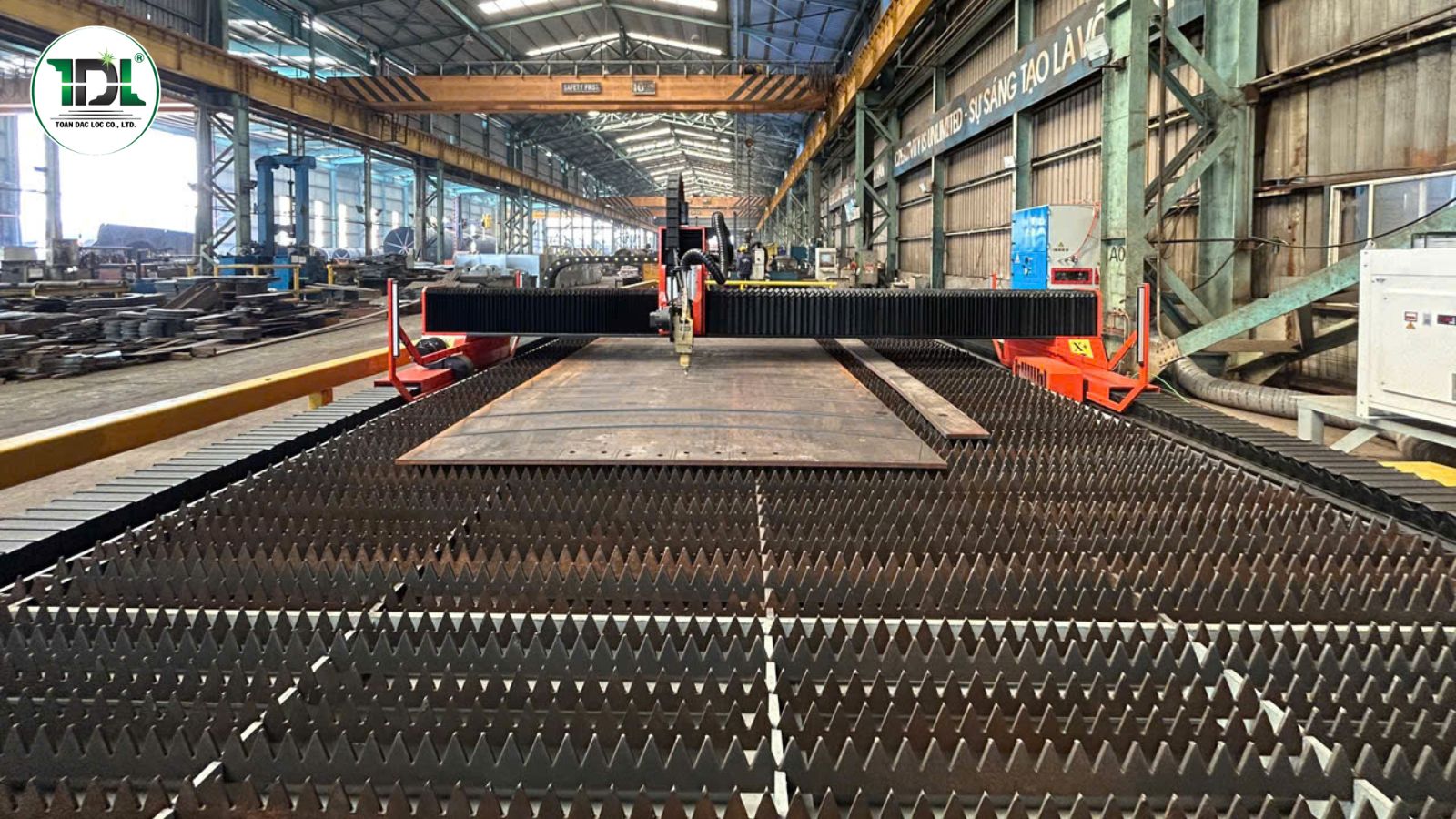 Khổ làm việc thực tế 26200x3600mm đáp ứng nhu cầu gia công thép tấm kích thước lớn.