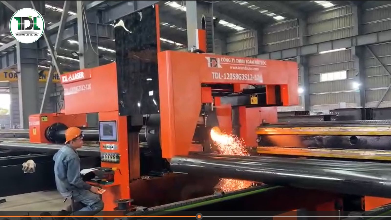 Máy cắt ống laser tự động giúp giảm thời gian cấp phôi và tăng hiệu quả sản xuất.