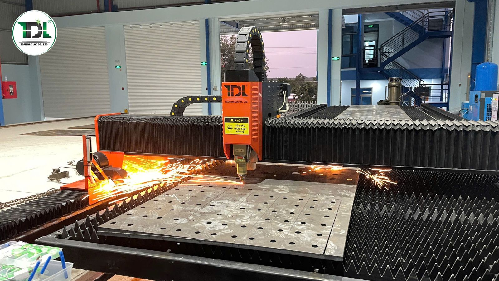 Máy cắt laser khổ lớn hỗ trợ gia công các tấm thép có kích thước lớn, mở rộng khả năng tối ưu bố trí phôi.