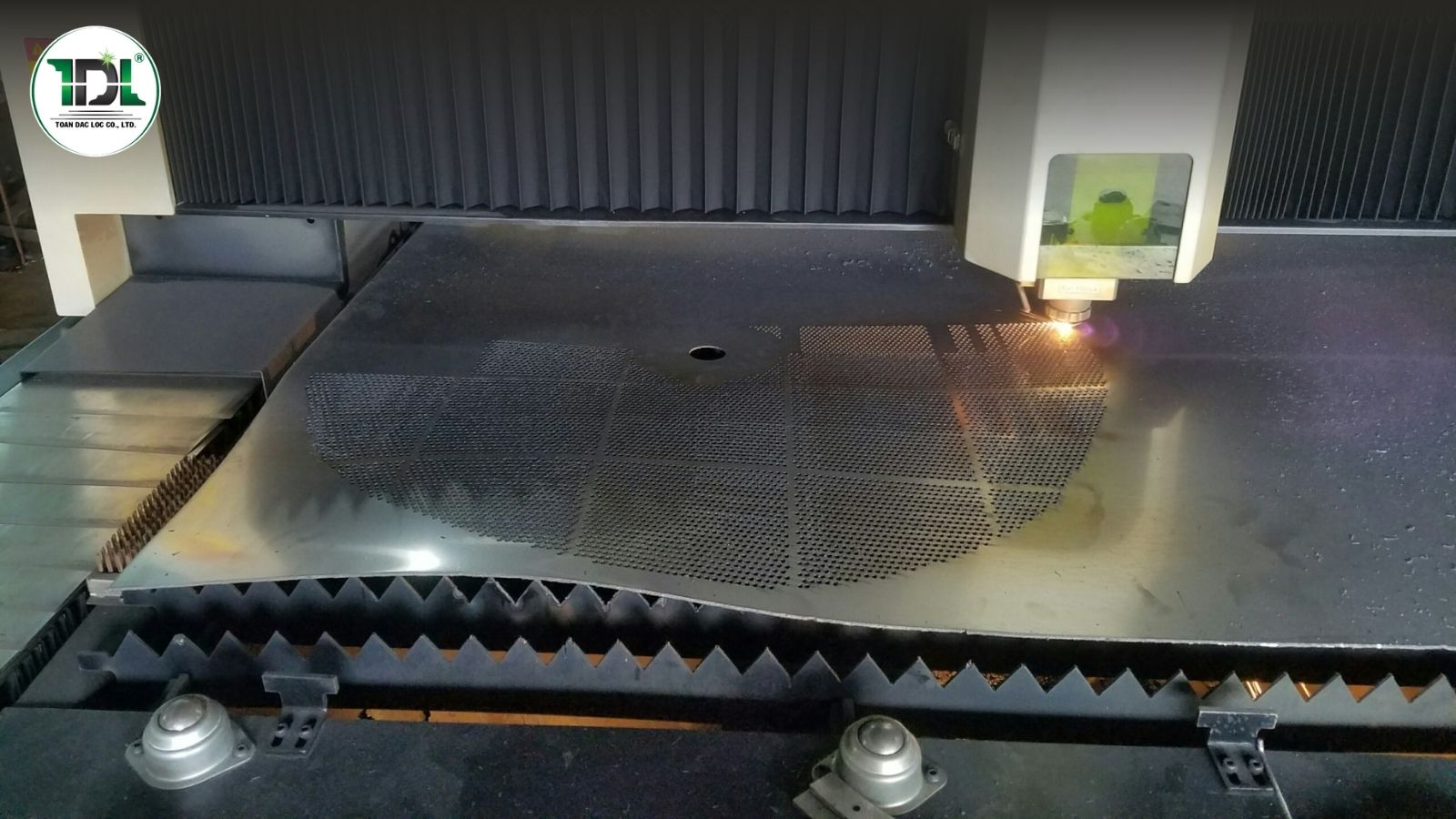 Nhiều xưởng cơ khí hiện nay chuyển sang laser fiber để cắt inox hiệu quả hơn