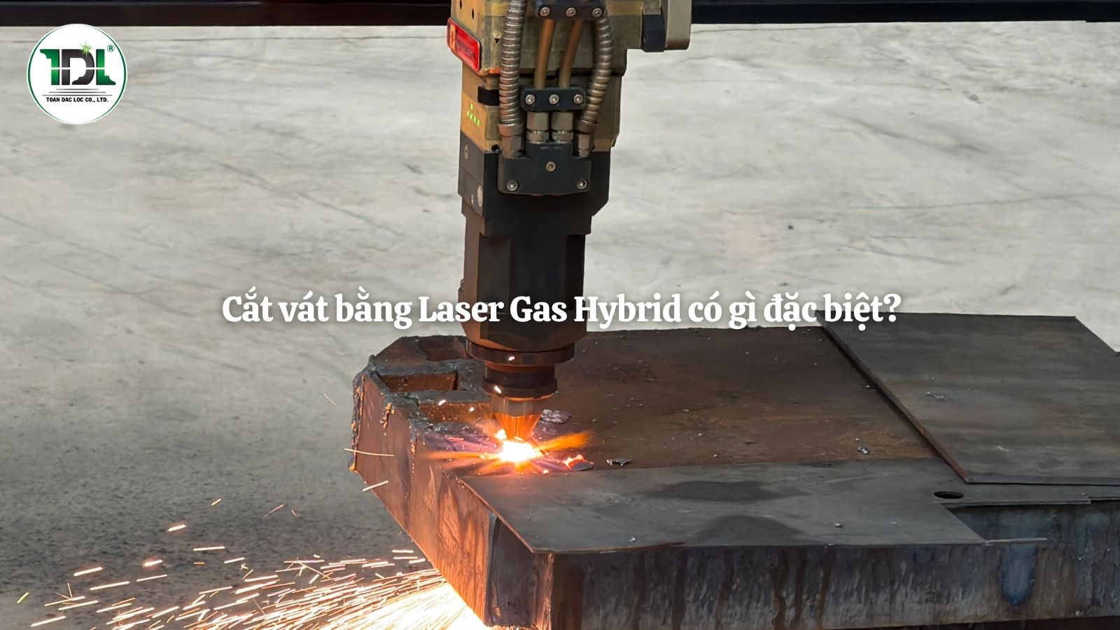 Máy cắt Laser Gas Hybrid thực hiện cắt vát thép tấm dày.