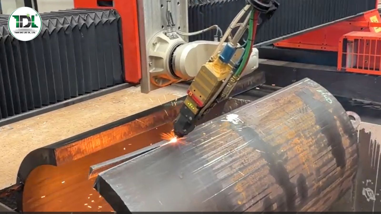 Nguồn laser, đầu cắt và hệ thống cấp oxy là ba thành phần ảnh hưởng trực tiếp đến hiệu quả gia công