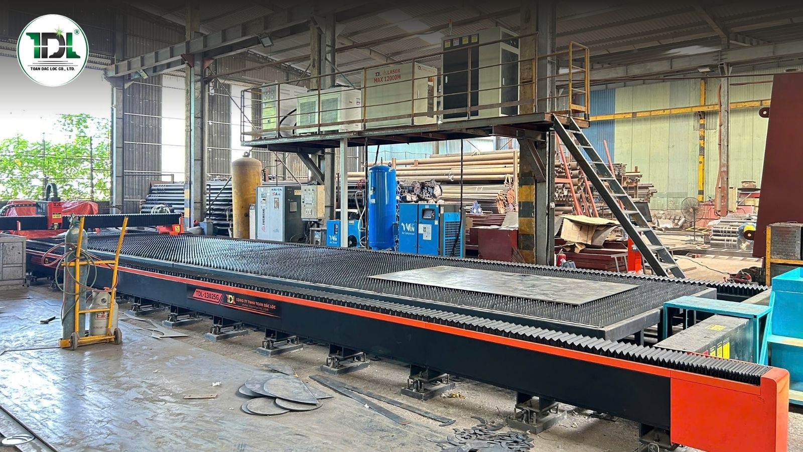 Máy cắt laser khổ lớn ứng dụng công nghệ CNC tự động hóa, tối ưu sản xuất công nghiệp hiện đại.