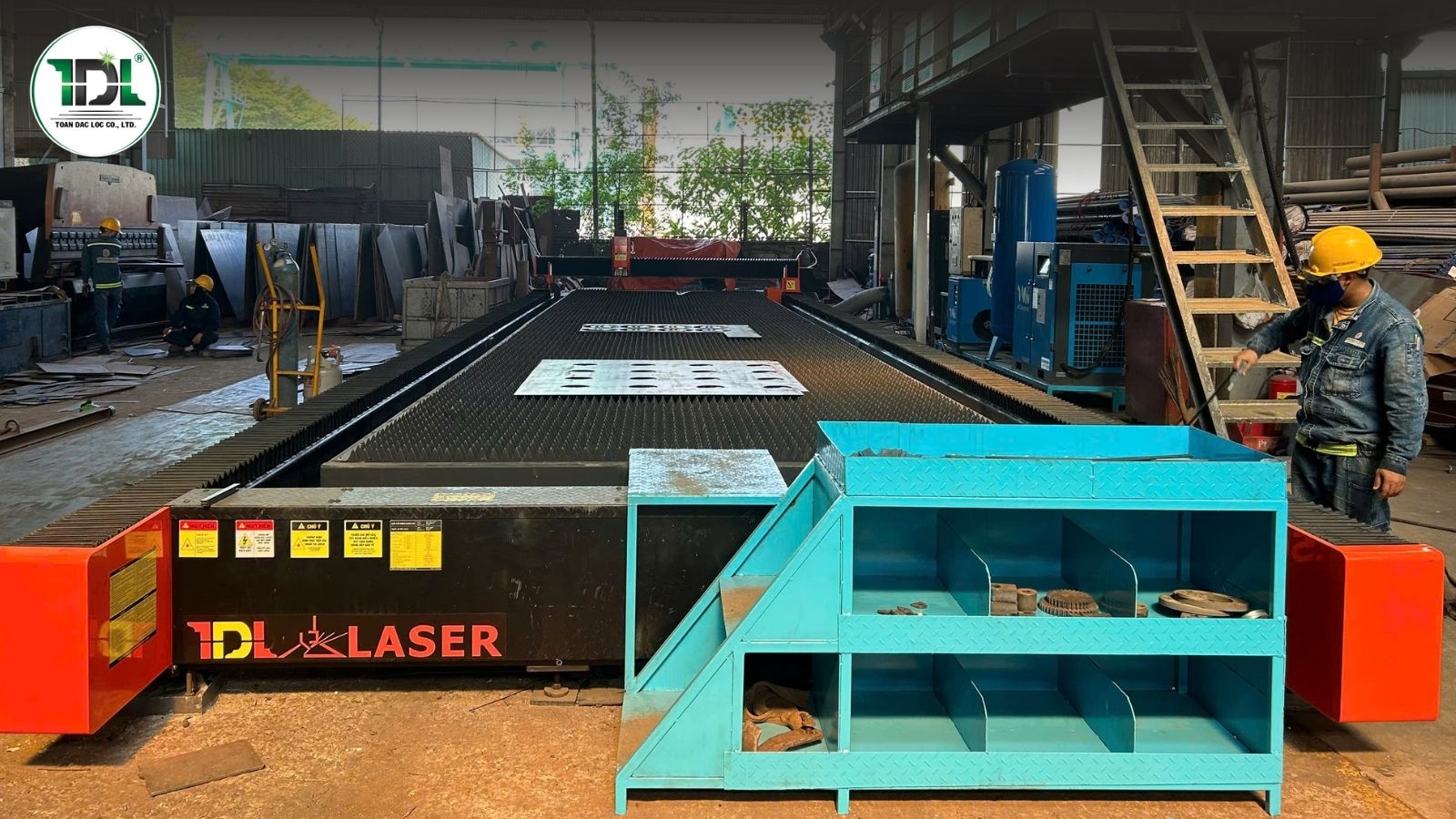 máy cắt laser khổ lớn còn nổi bật nhờ độ chính xác và khả năng tự động hóa cao.