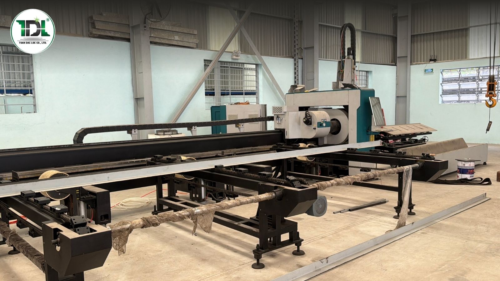 Cấu tạo máy cắt ống laser gồm nguồn laser fiber, đầu cắt, hệ điều khiển CNC và hệ thống mâm cặp.