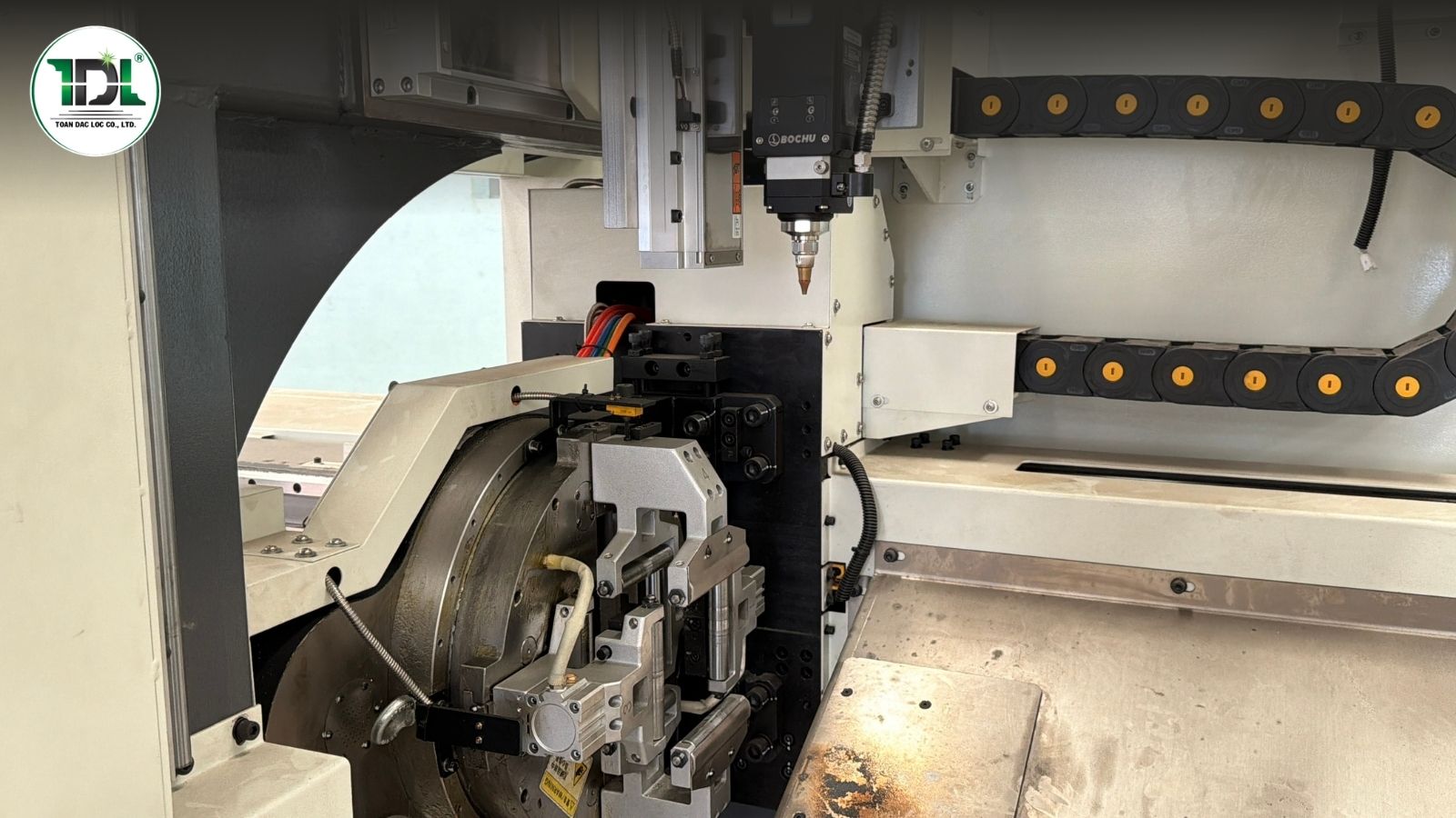 Nguồn laser fiber và đầu cắt là những bộ phận quan trọng quyết định chất lượng gia công của máy cắt ống laser.