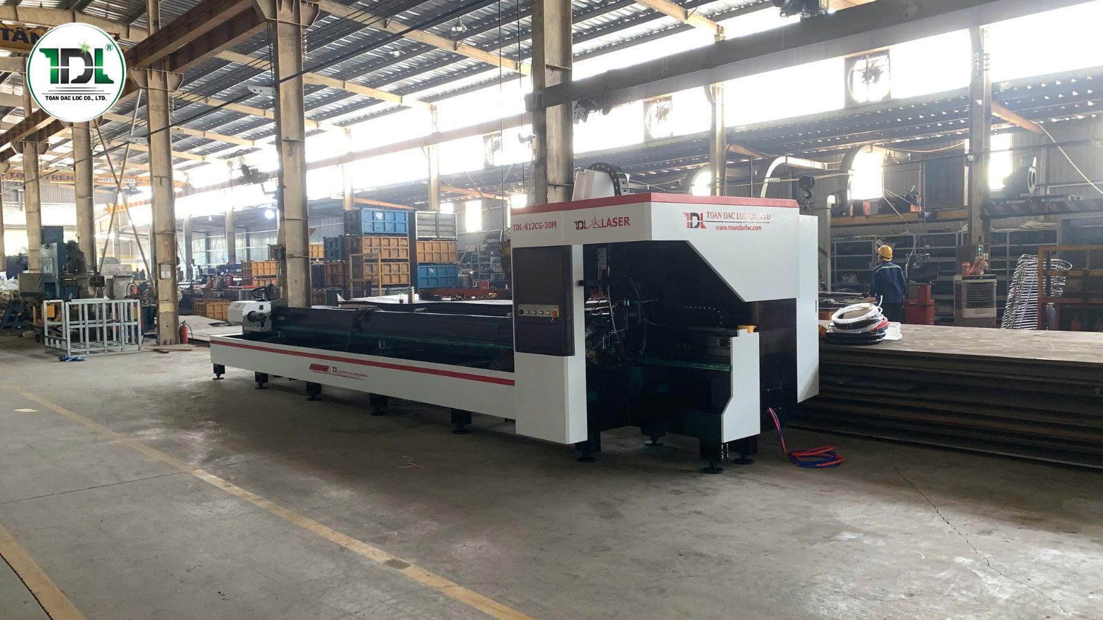 Chuẩn bị mặt bằng, nguồn điện và hệ thống khí là những bước quan trọng trước khi lắp đặt máy cắt ống laser.