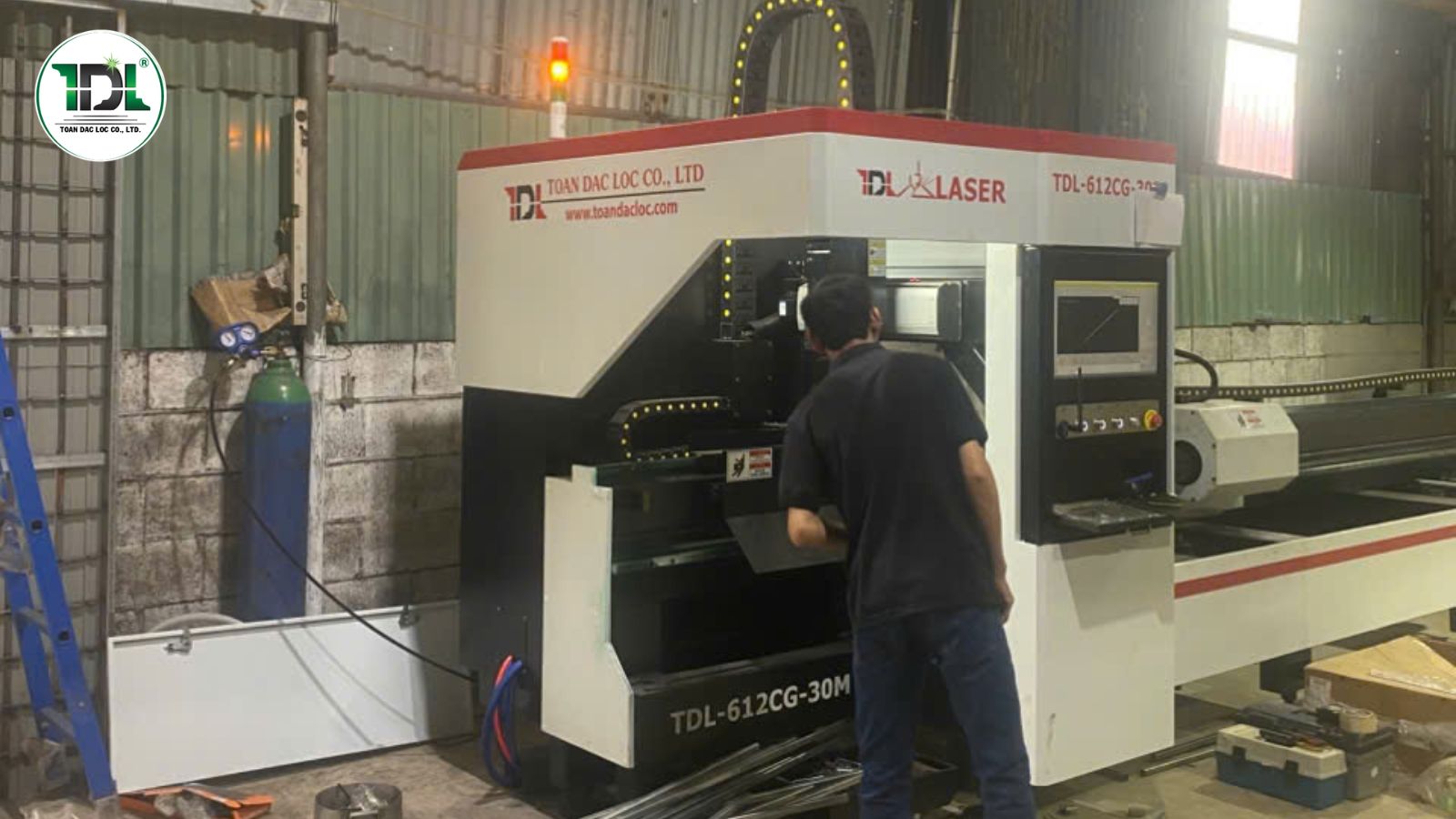 Kỹ sư TDL Laser kiểm tra và lắp đặt máy cắt ống laser tại nhà máy của khách hàng.