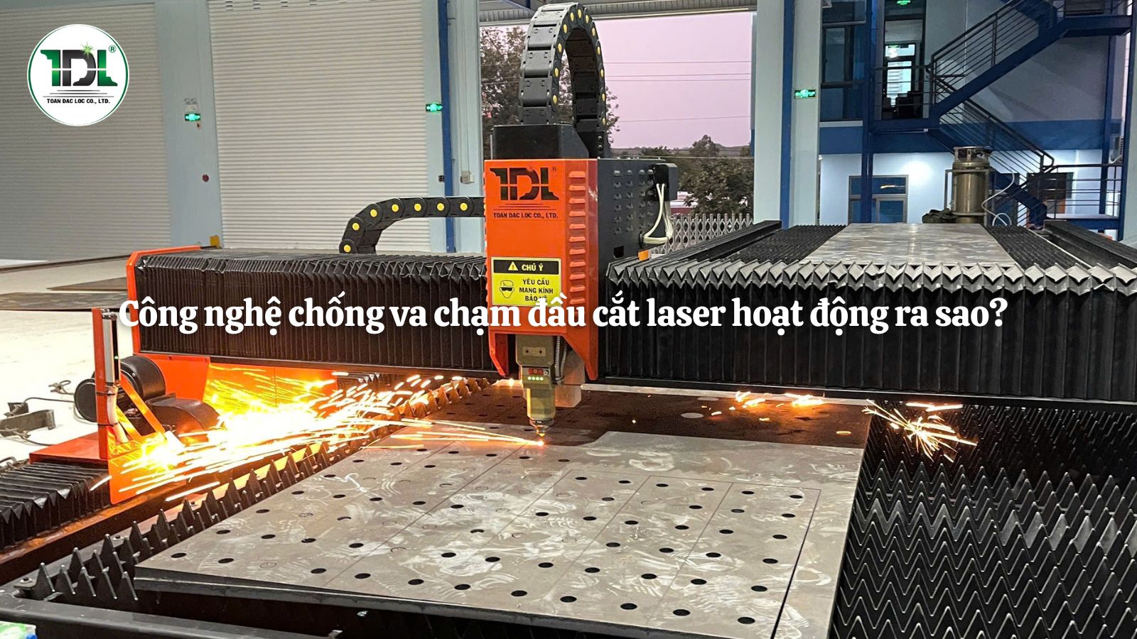 Công nghệ chống va chạm giúp bảo vệ đầu cắt laser trong quá trình gia công kim loại.