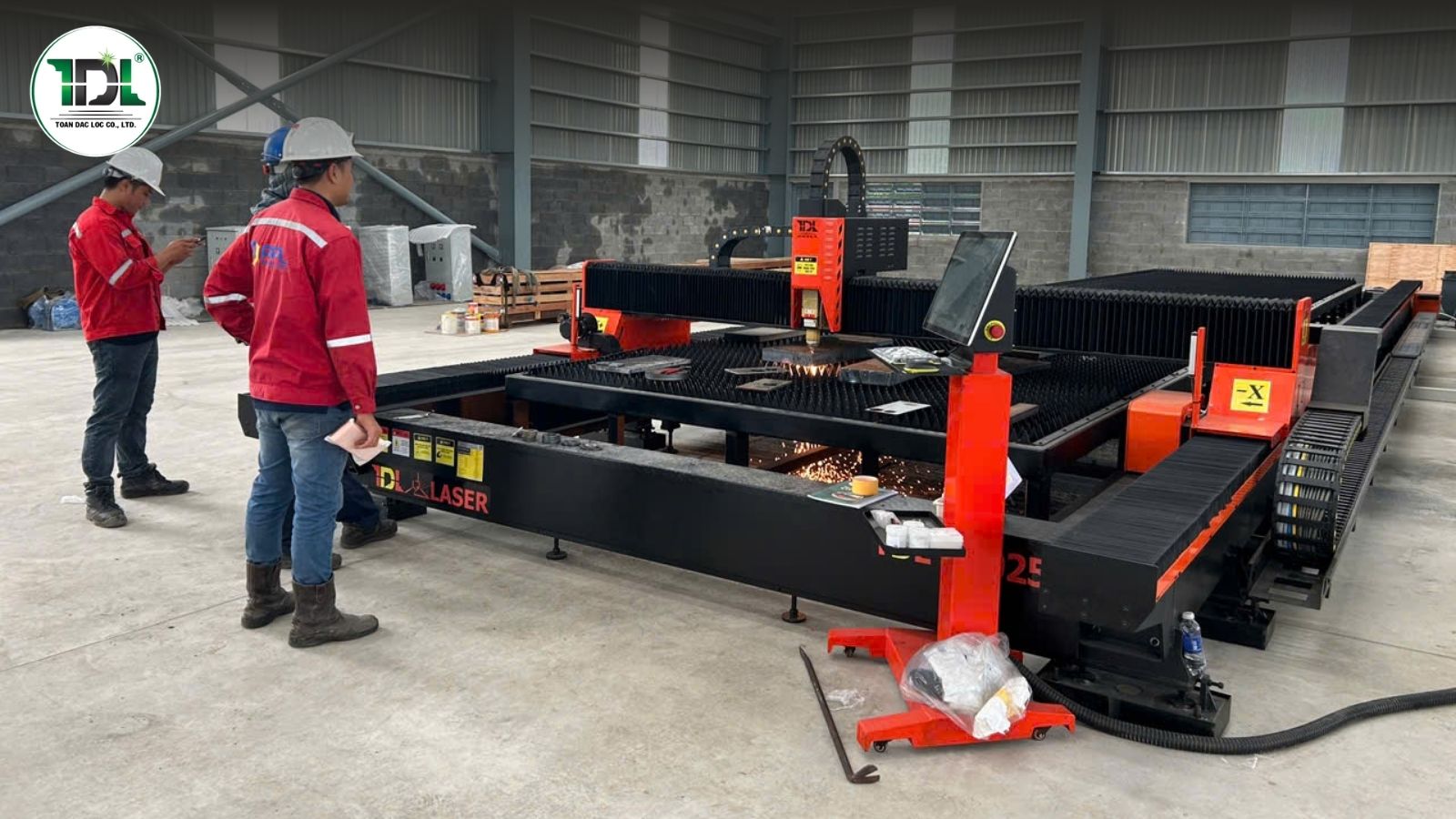 Máy cắt laser giúp doanh nghiệp chủ động sản xuất và giảm phụ thuộc vào gia công bên ngoài.