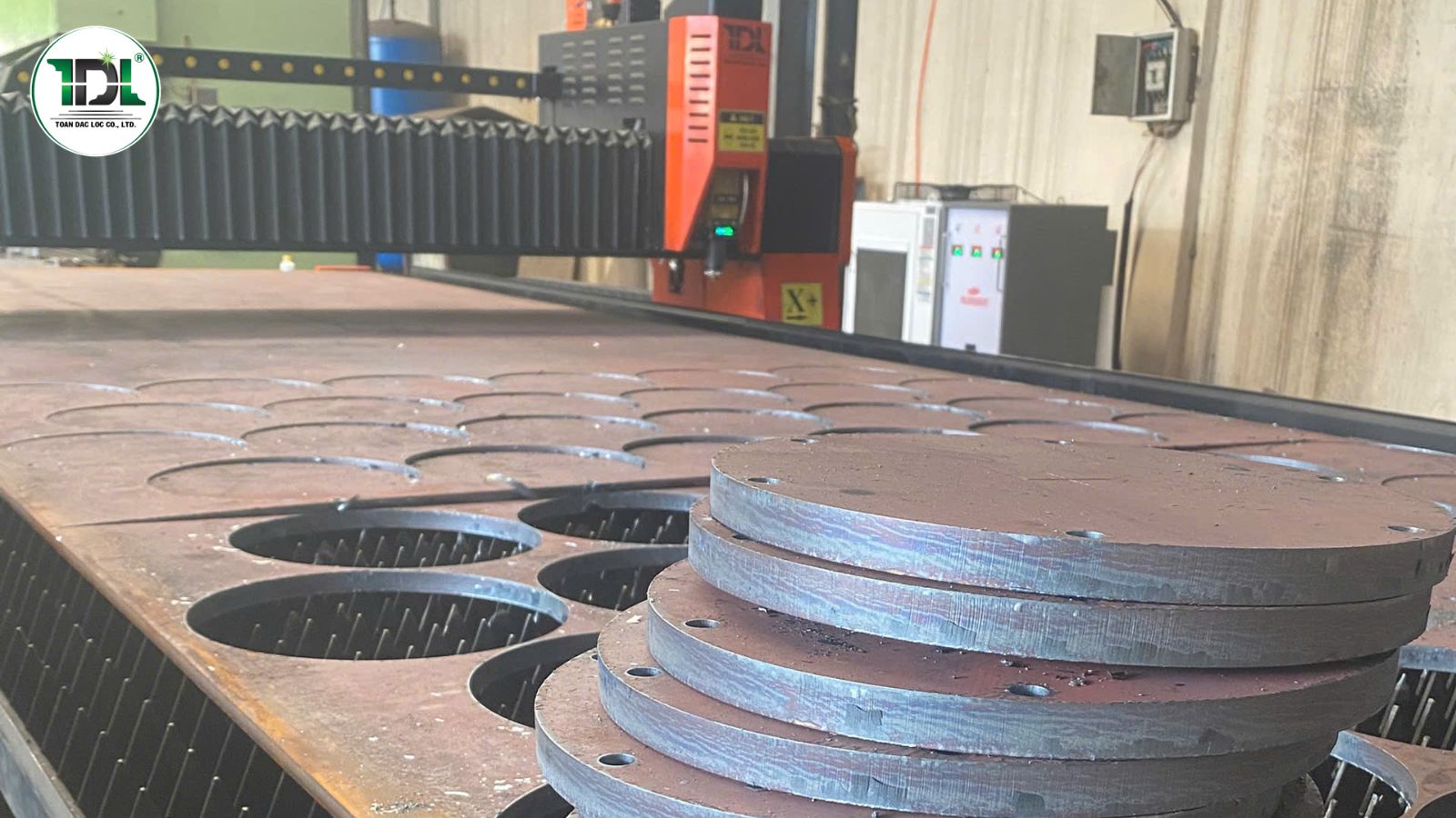 Hệ thống CNC và servo chất lượng giúp duy trì độ chính xác khi vận hành