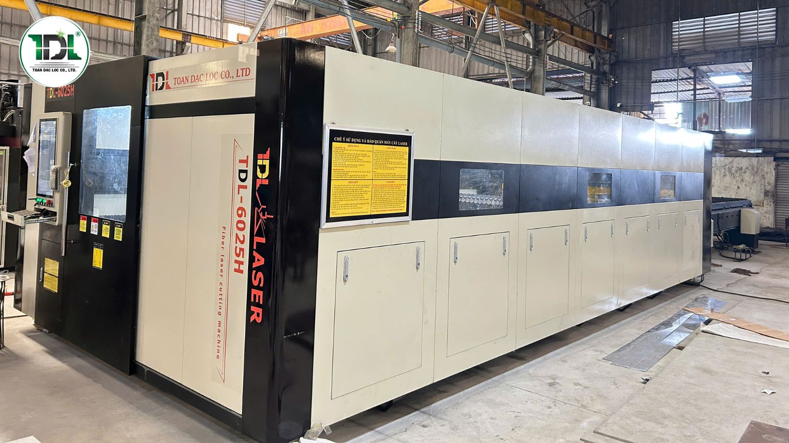Máy cắt laser bàn đôi giúp nâng cao năng suất nhờ hệ thống thay bàn tự động.