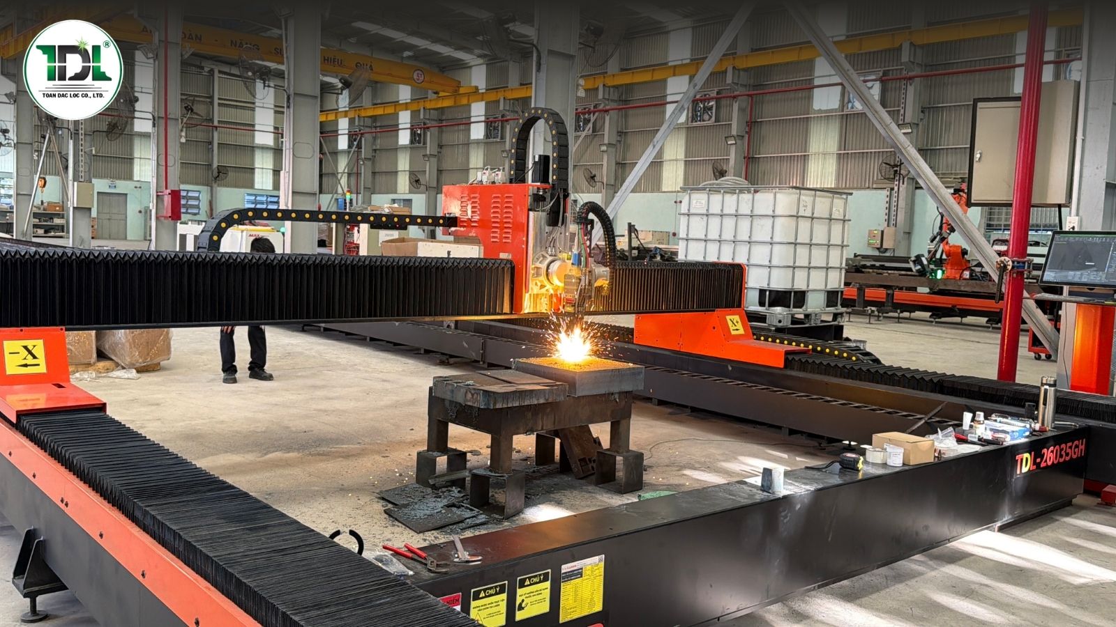 Máy cắt Flame Laser kết hợp đầu cắt laser và oxy-gas, phù hợp gia công thép carbon độ dày lớn.
