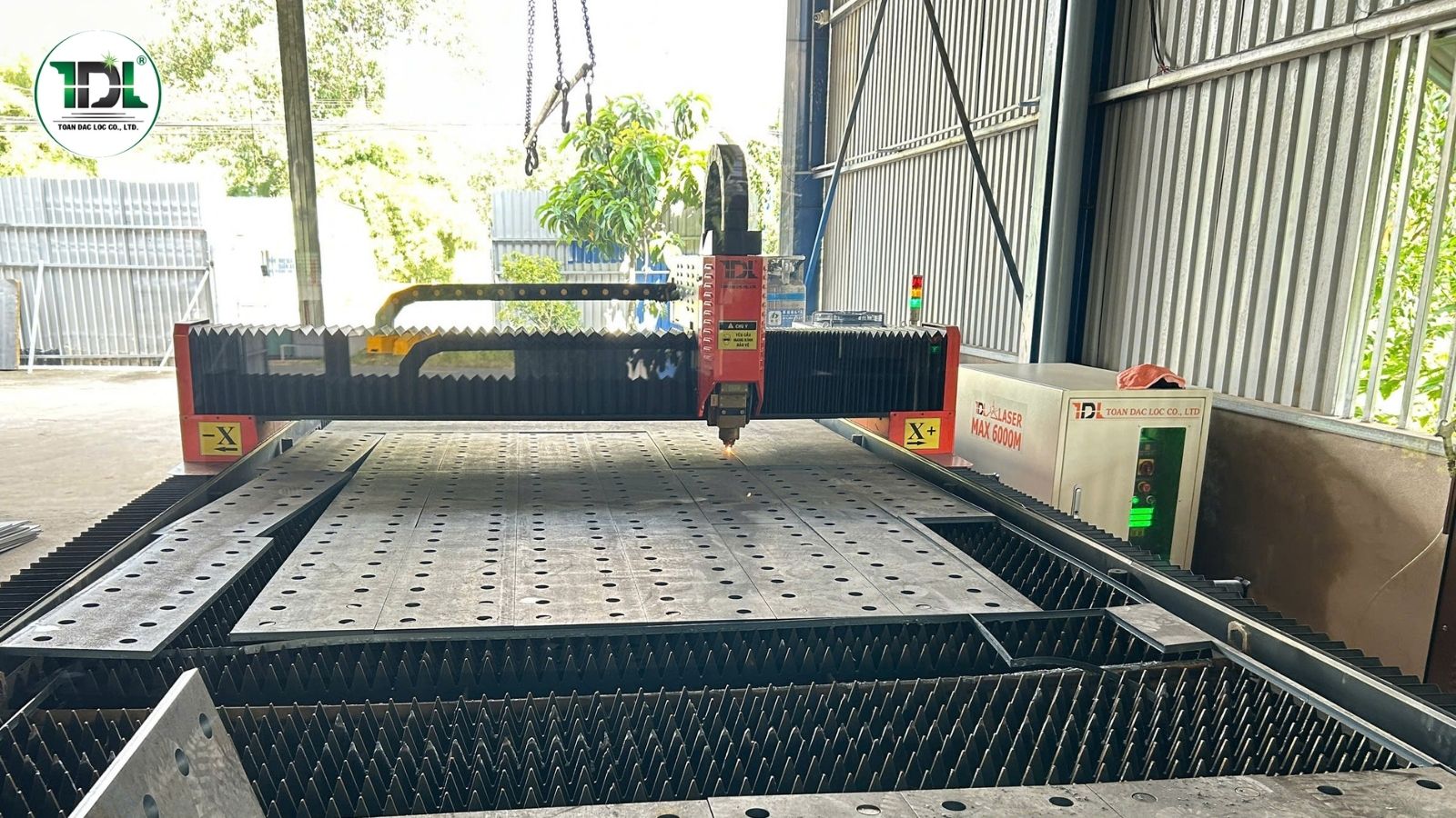 gia-may-cat-laser-kim-loai