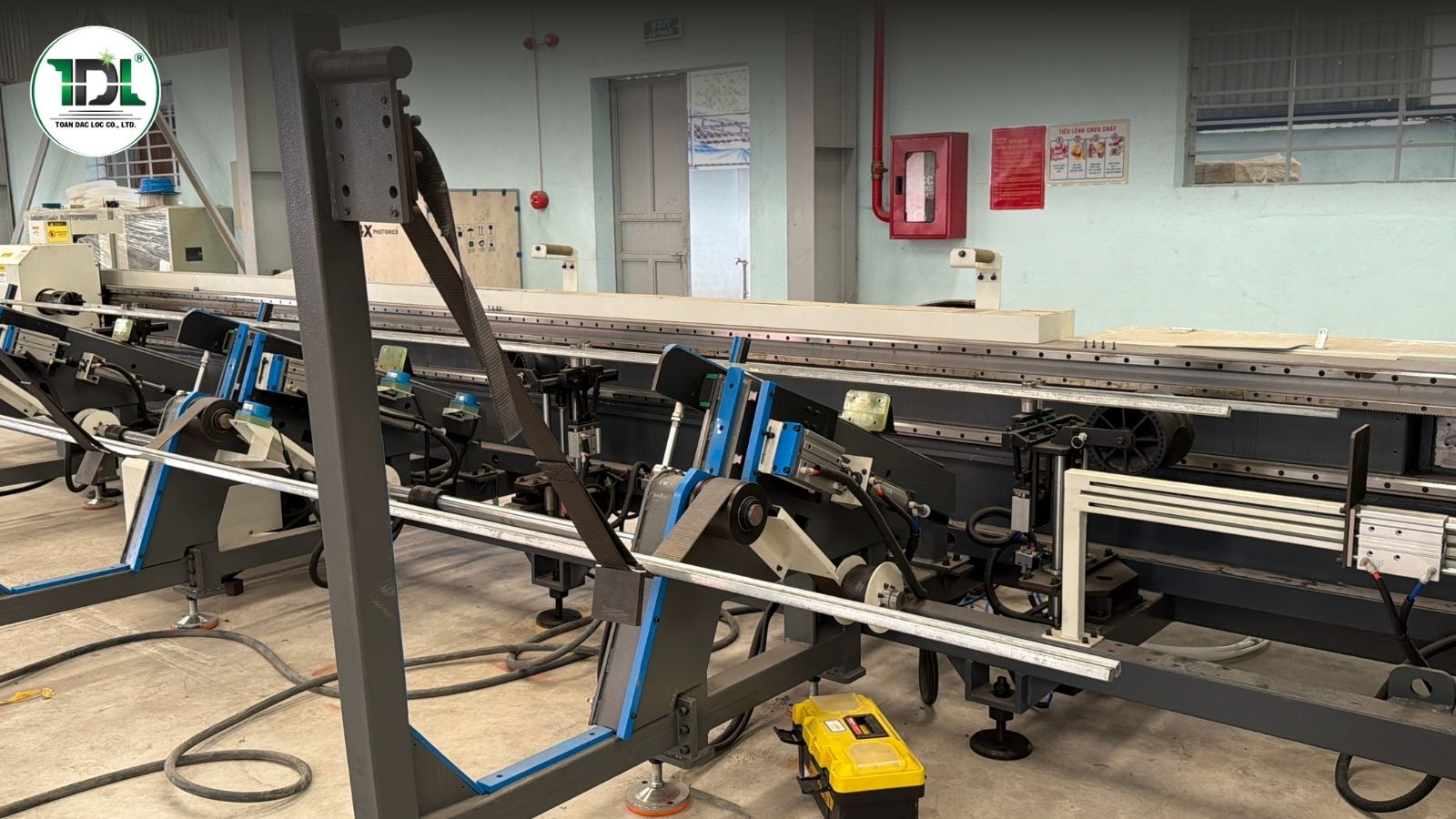 Hệ thống cấp phôi tự động trên máy cắt ống laser giúp giảm nhân công và tăng hiệu quả sản xuất.