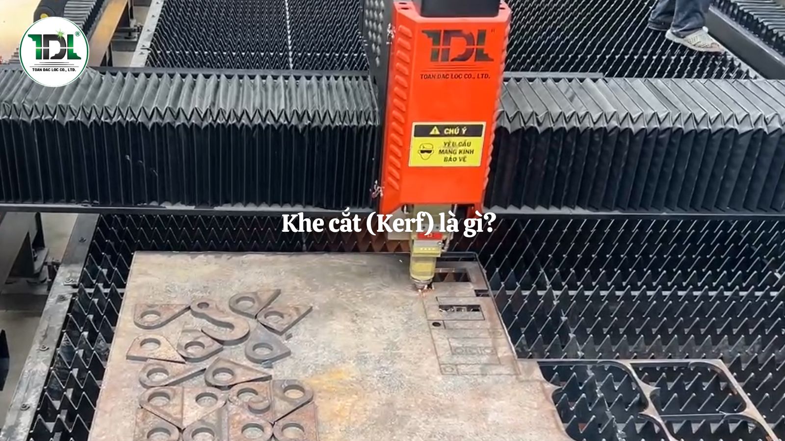 Khe cắt (Kerf) hình thành khi tia laser làm nóng chảy và loại bỏ vật liệu trong quá trình gia công kim loại.