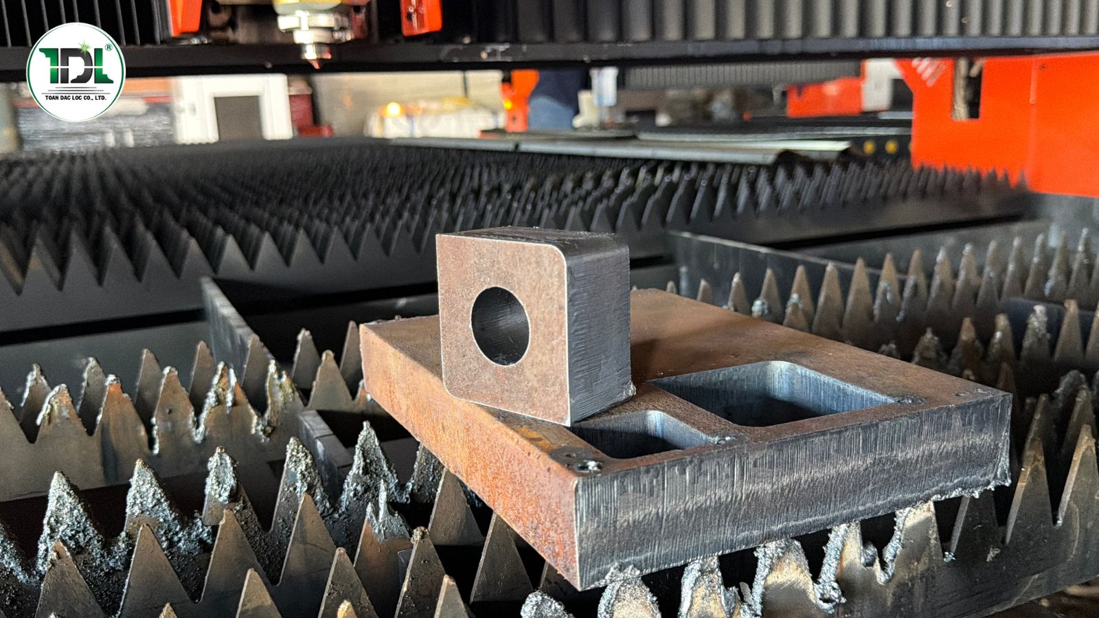 Khí Oxy hỗ trợ cắt thép carbon dày với tốc độ ổn định và chi phí vận hành hợp lý.