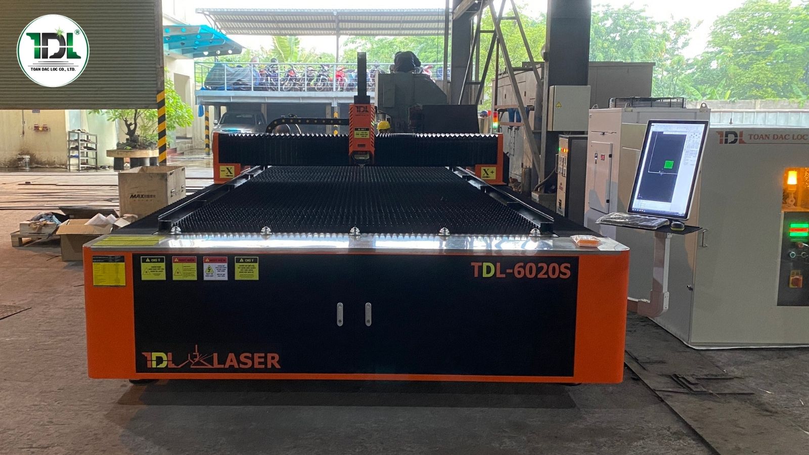 may-cat-laser-ban-don