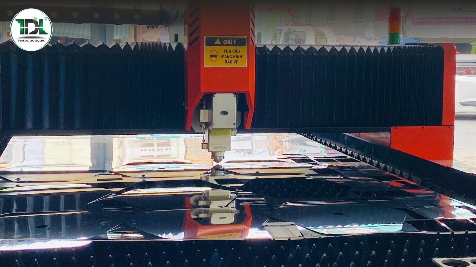 Máy cắt laser hiện đại có thể xử lý từ inox mỏng đến thép tấm dày phục vụ sản xuất quy mô lớn