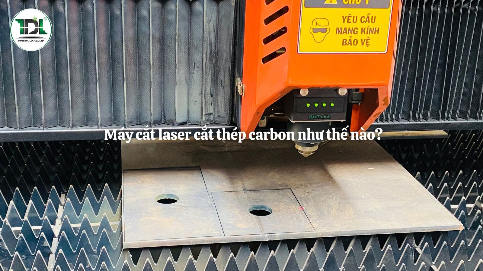 Máy cắt laser fiber gia công thép carbon với hệ thống CNC tự động.