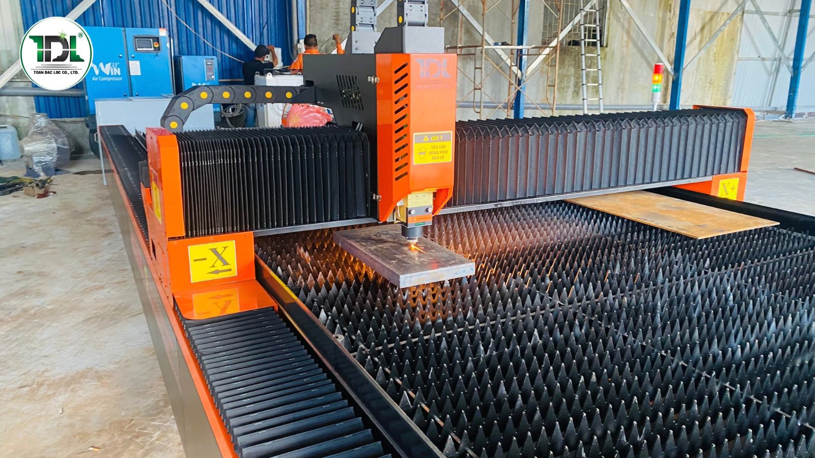 Quá trình máy cắt laser cắt thép carbon bằng laser và khí hỗ trợ.