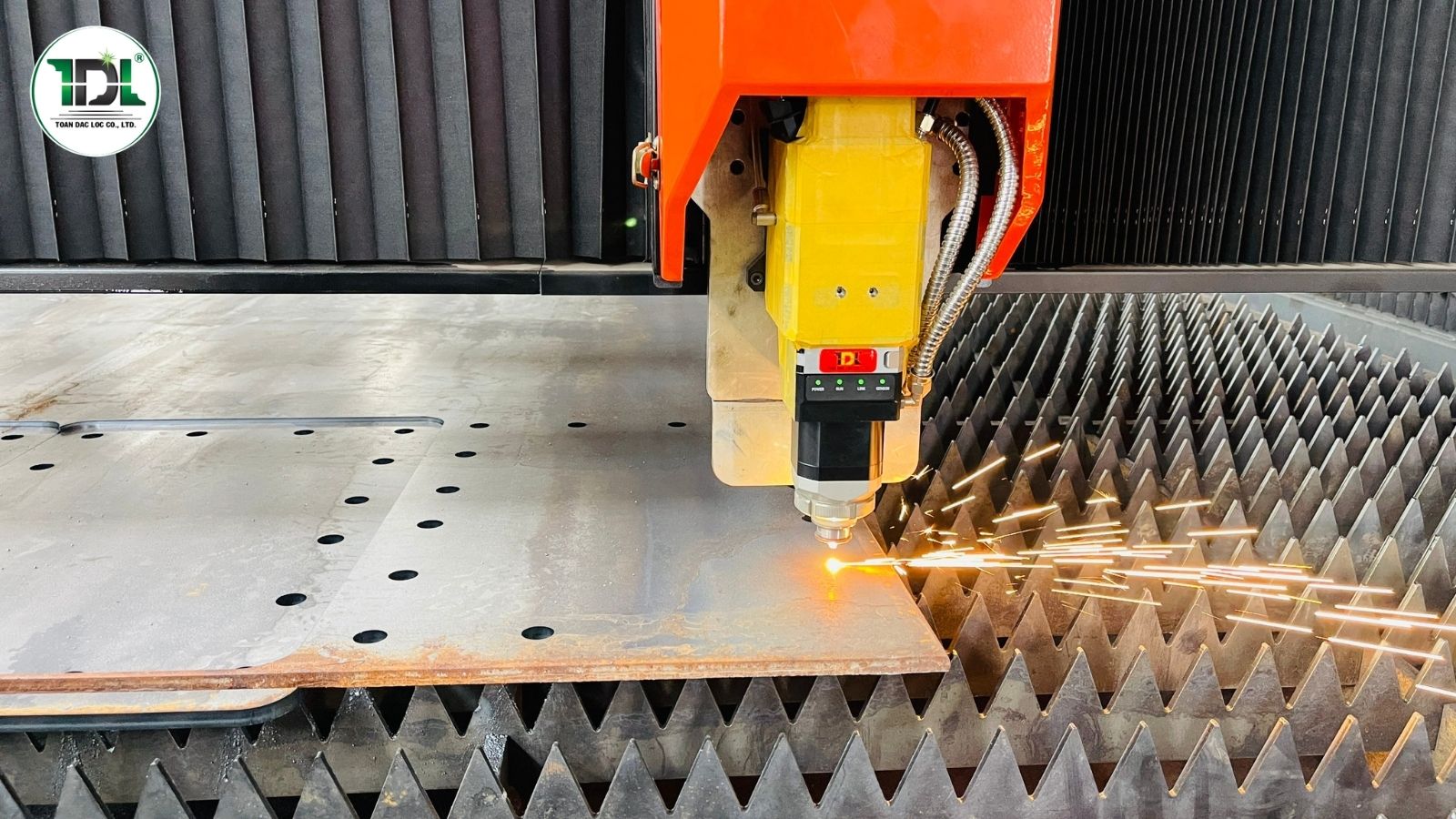 máy cắt laser chạy liên tục tiêu thụ nhiều điện
