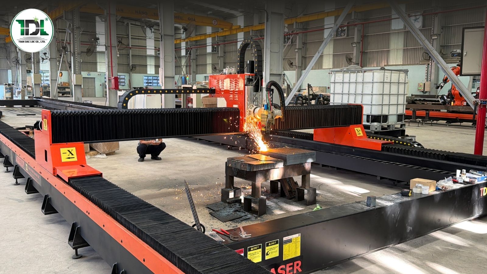 Máy cắt Laser gas là công nghệ cắt kim loại sử dụng tia laser công suất cao kết hợp với khí oxy