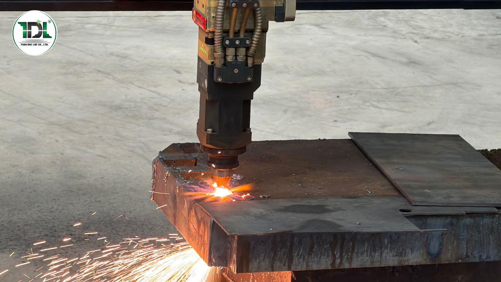 Đầu cắt và thông số khí hỗ trợ có vai trò quan trọng khi gia công thép tấm dày.