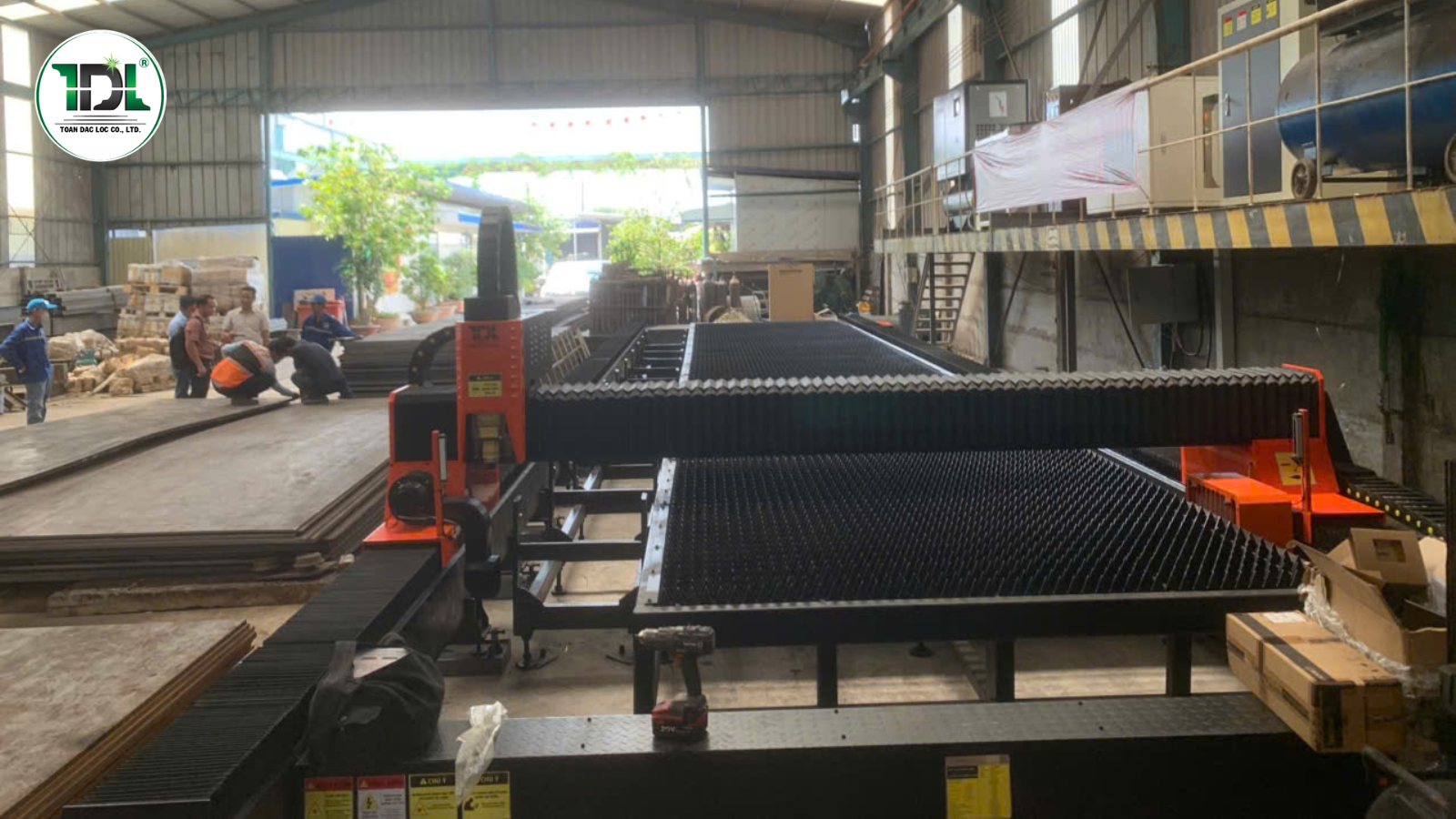 Kiểm tra và bảo dưỡng định kỳ là yếu tố quan trọng để duy trì hiệu suất của máy cắt laser khổ lớn.