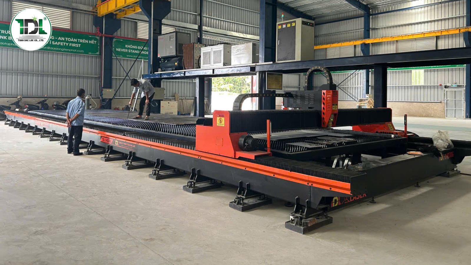 Máy cắt laser khổ lớn cho phép gia công trực tiếp các tấm thép dài phục vụ ngành kết cấu thép.