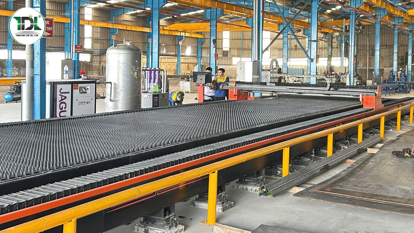 máy cắt laser tấm lớn sử dụng công nghệ fiber laser