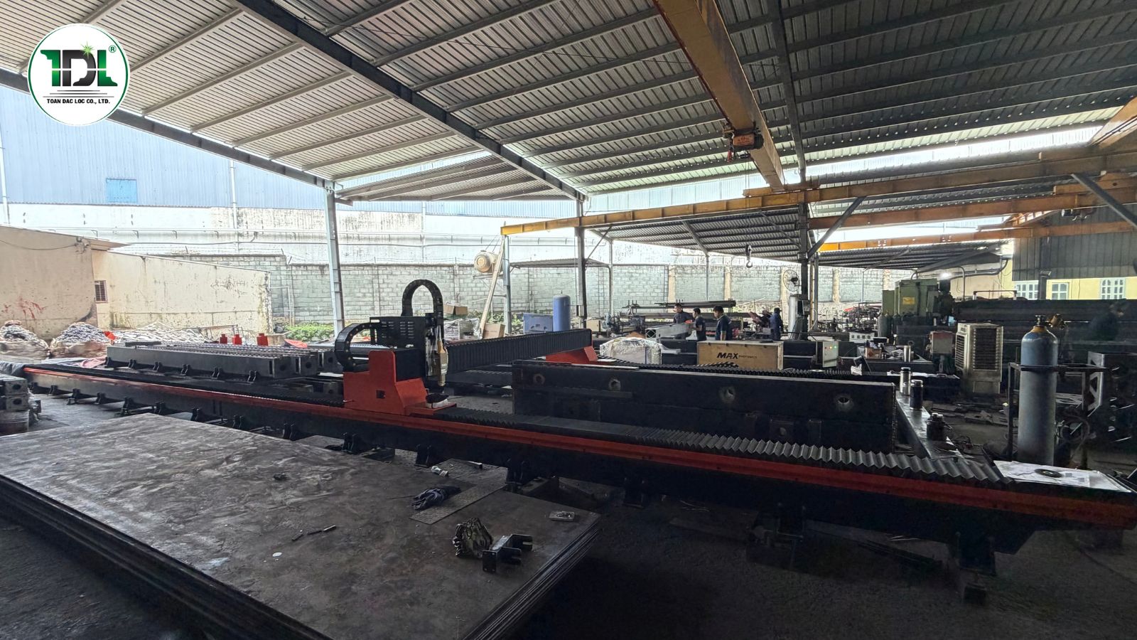 Máy cắt laser là thiết bị không thể thiếu tại những nhà máy sản xuất, gia công cơ khí lớn