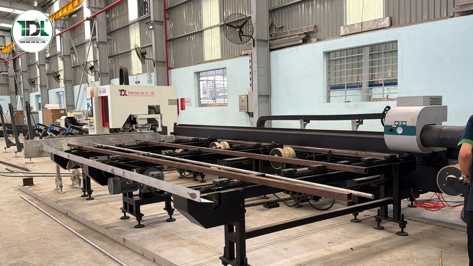 Hệ thống cấp phôi bán tự động phù hợp với các xưởng cơ khí có quy mô sản xuất vừa và nhỏ.