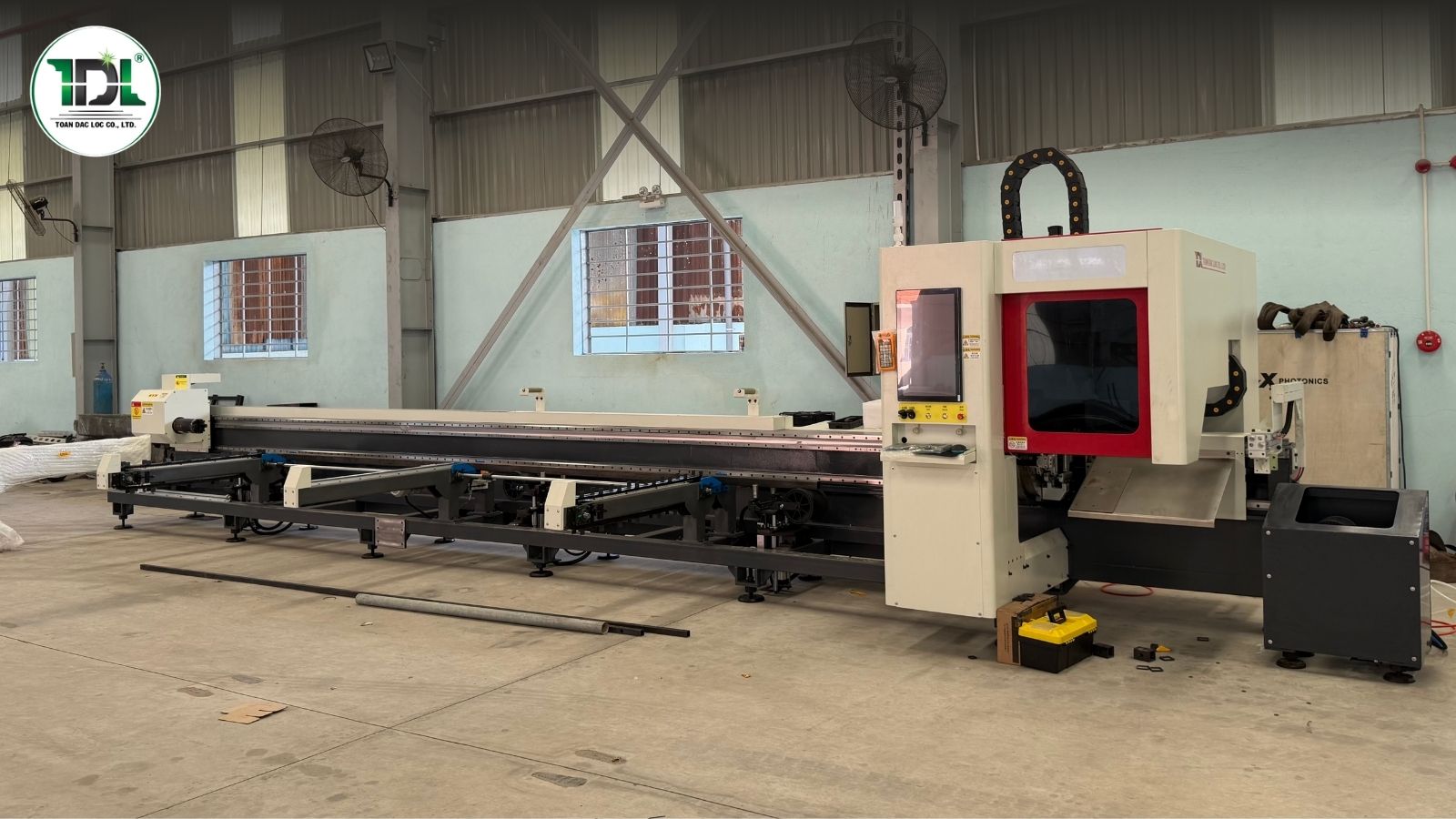Máy cắt ống laser fiber gia công thép hộp với độ chính xác cao trong xưởng cơ khí hiện đại.