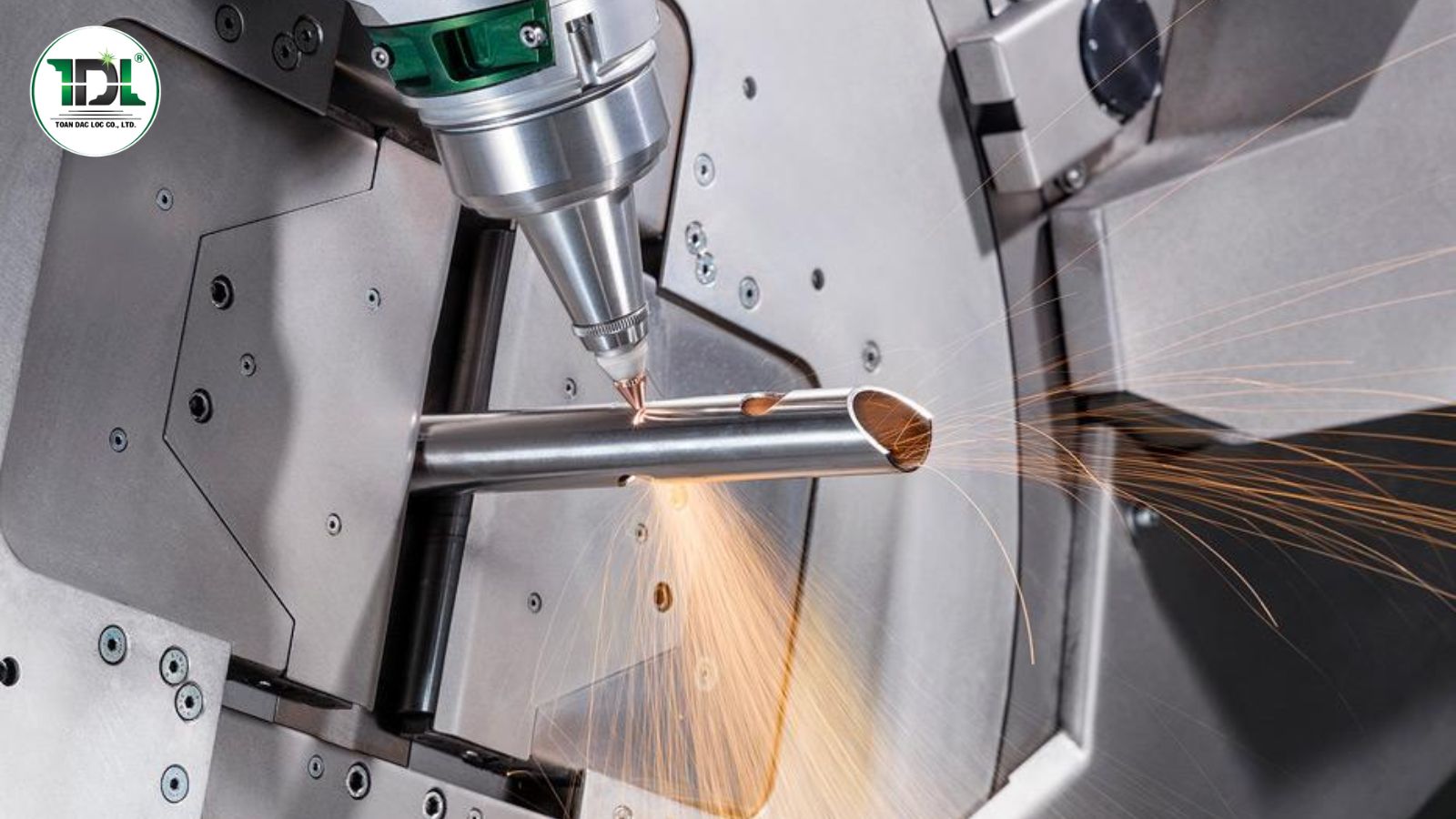 Máy cắt ống laser giúp nâng cao độ chính xác và tự động hóa so với cưa vòng truyền thống.