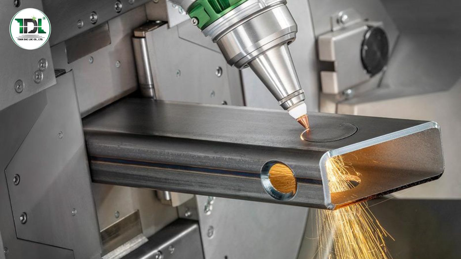 Công nghệ cắt ống laser hỗ trợ gia công chi tiết phức tạp và tối ưu năng suất sản xuất.