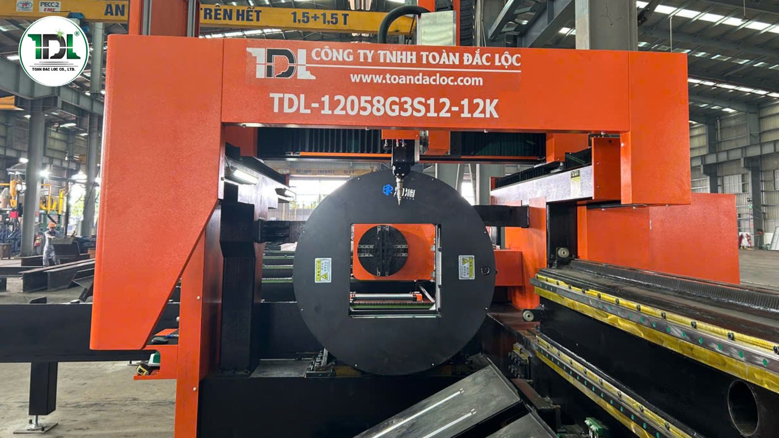 Hệ thống mâm cặp là một trong những yếu tố cần xem xét khi so sánh giá máy cắt ống laser.