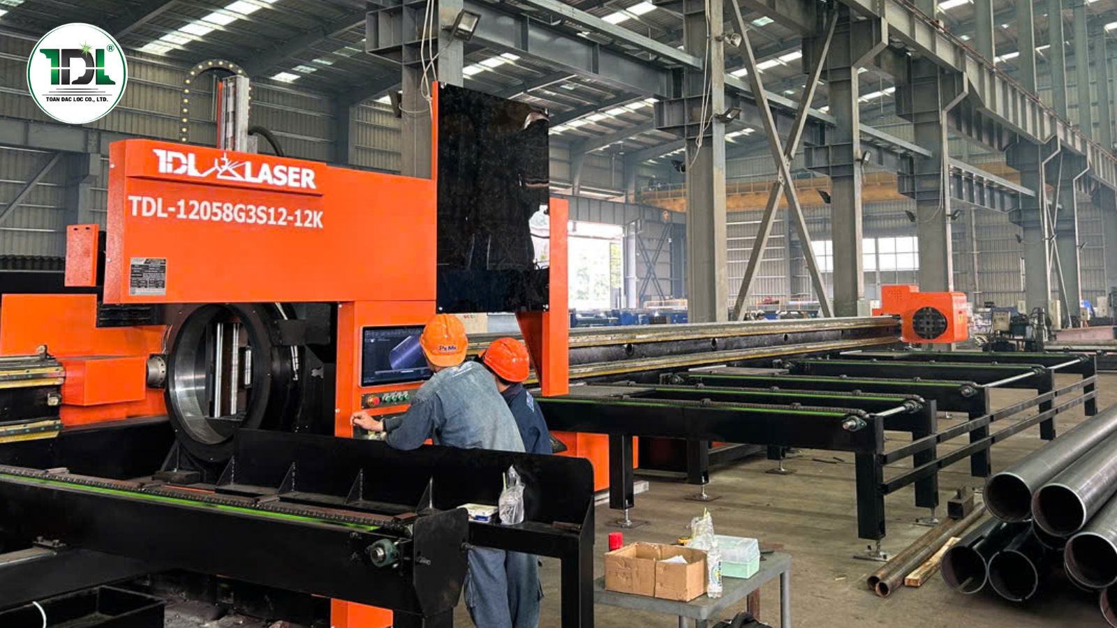 Máy cắt ống laser cấp phôi tự động có chi phí đầu tư cao hơn nhưng phù hợp với sản xuất số lượng lớn.