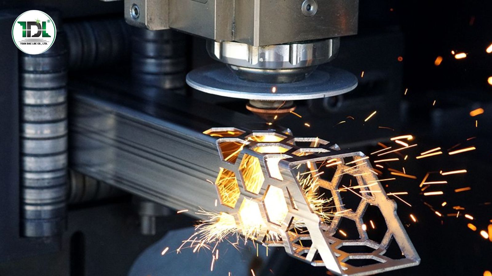 Cần so sánh toàn bộ cấu hình thay vì chỉ dựa vào giá bán khi lựa chọn máy cắt ống laser.