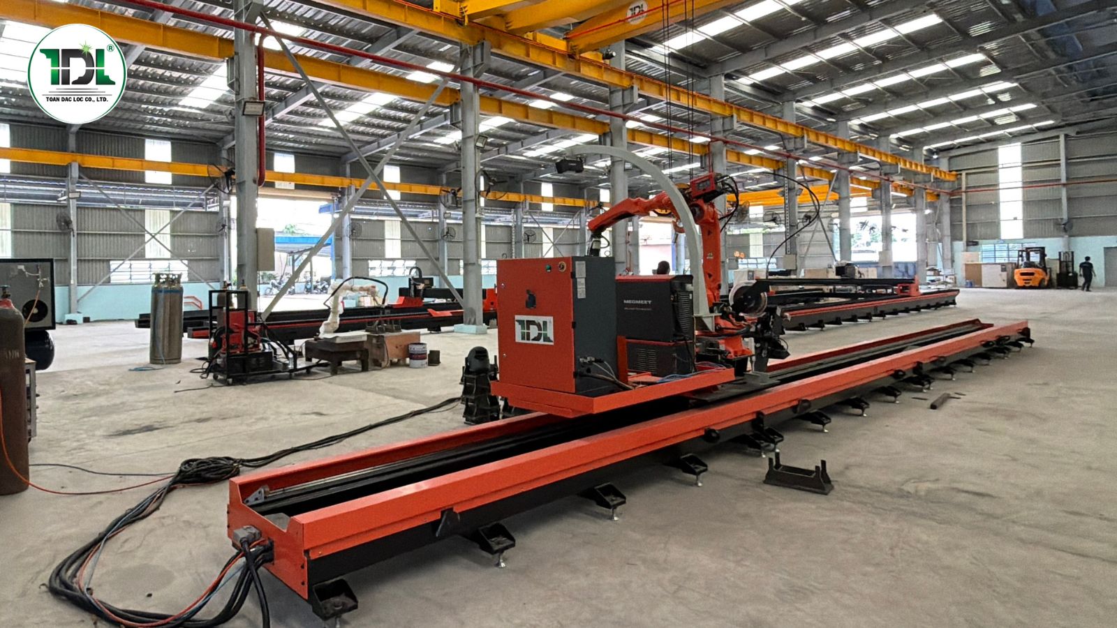 Nhà máy thông minh ứng dụng AI và tự động hóa để nâng cao năng suất và chất lượng sản phẩm.
