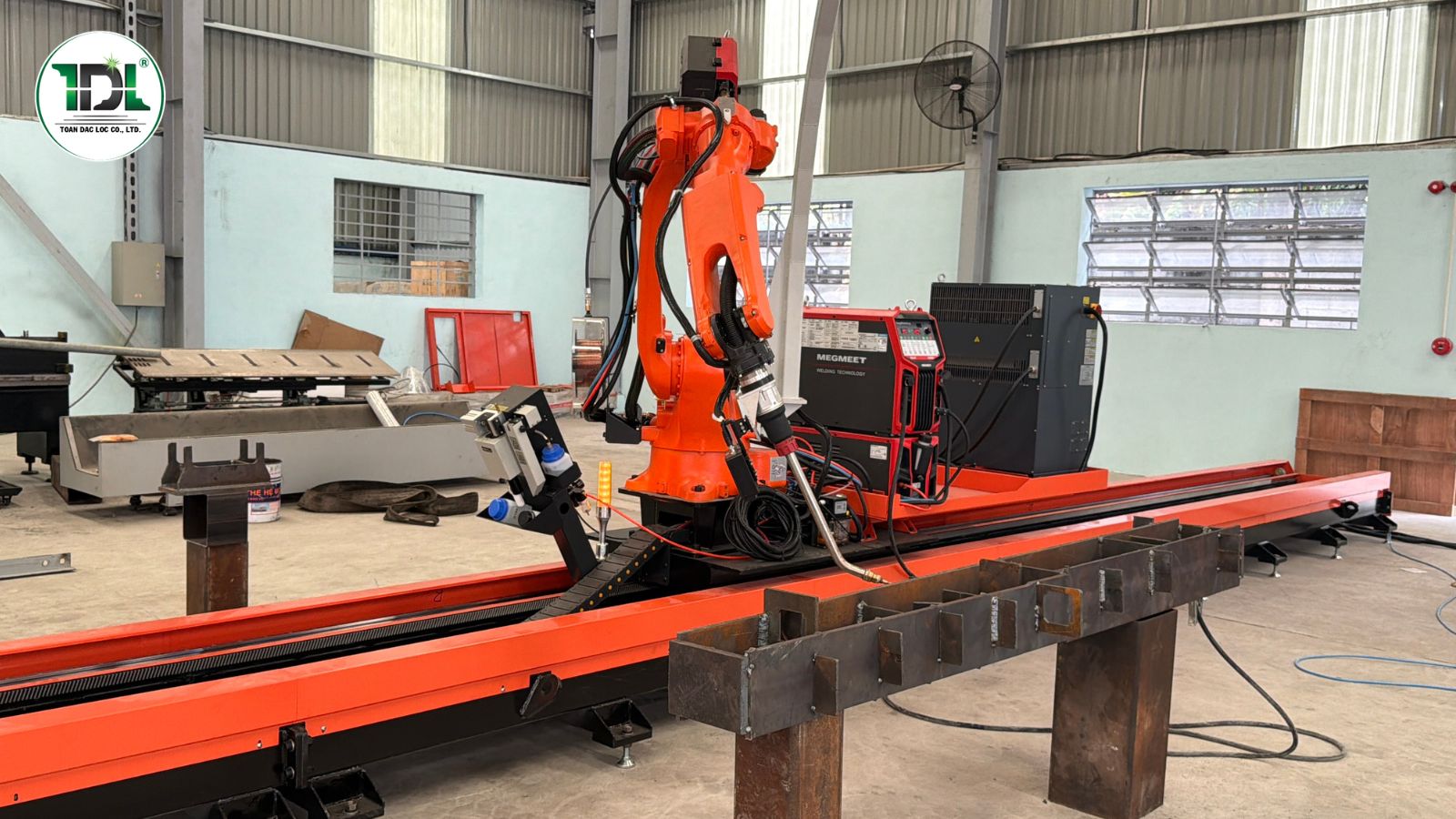 Máy cắt laser kết hợp robot và phần mềm quản lý là nền tảng của Smart Factory hiện đại.