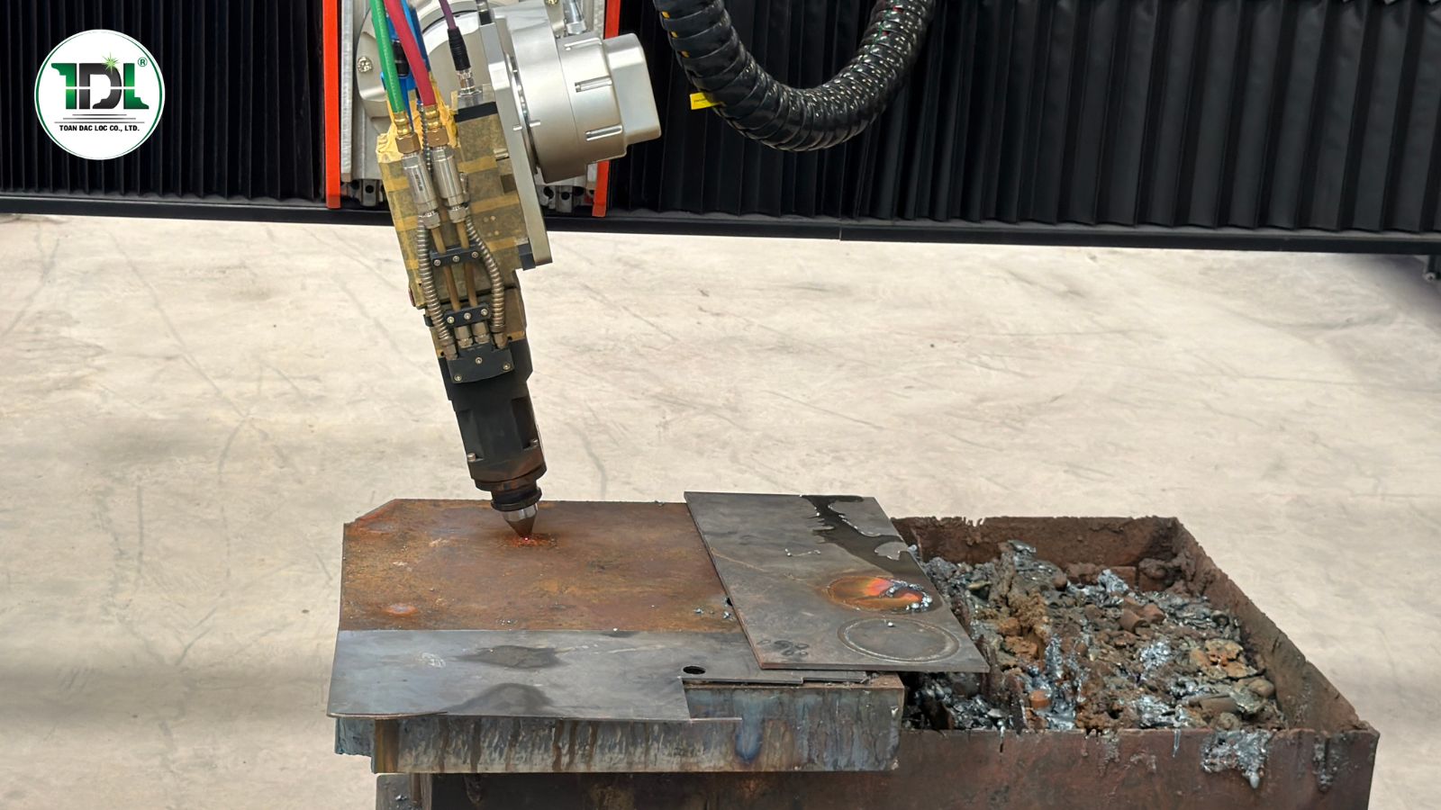Laser Gas Hybrid cắt thép dày