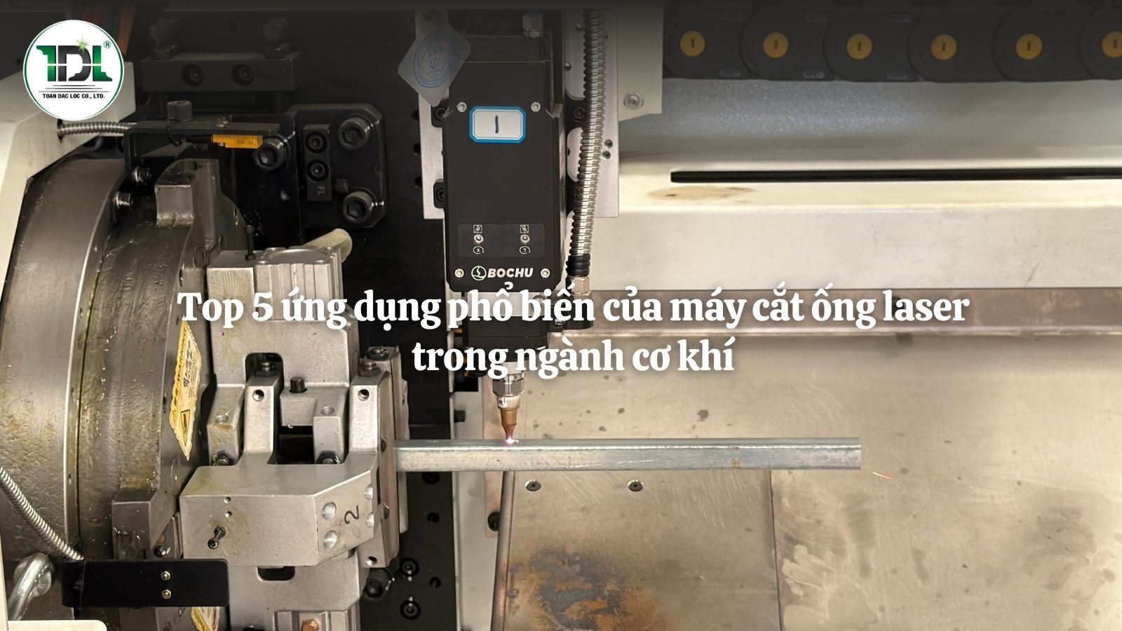 Máy cắt ống laser gia công thép hộp chính xác trong xưởng cơ khí công nghiệp hiện đại