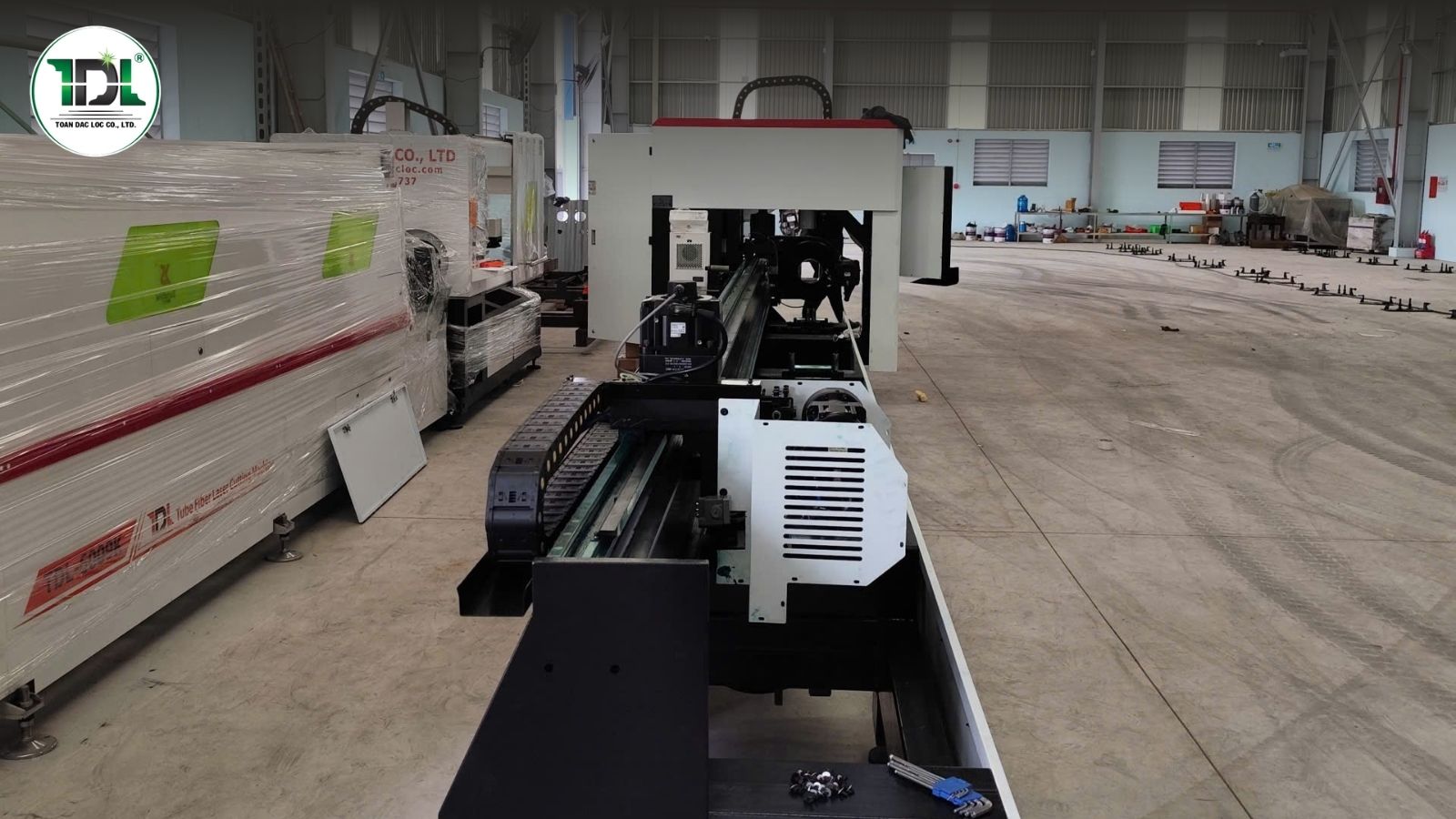 Hệ thống mâm cặp tự động trên máy cắt ống laser giúp tăng tốc độ gia công hàng loạt.