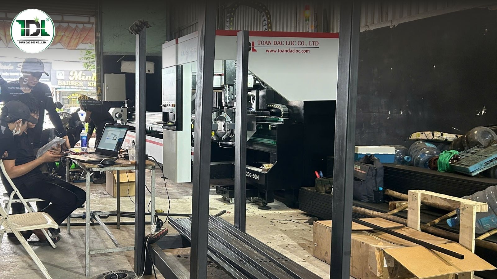 So sánh khả năng xử lý vật liệu giữa máy cắt ống laser và máy cắt tấm laser trong sản xuất cơ khí.