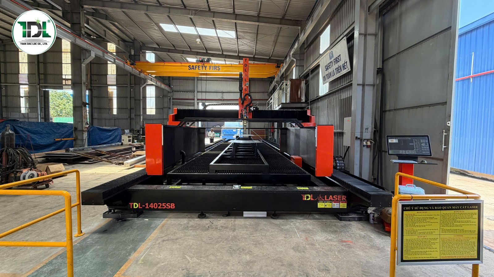Máy cắt laser khổ lớn với thiết kế bàn máy dài, đáp ứng nhu cầu gia công thép tấm kích thước lớn.